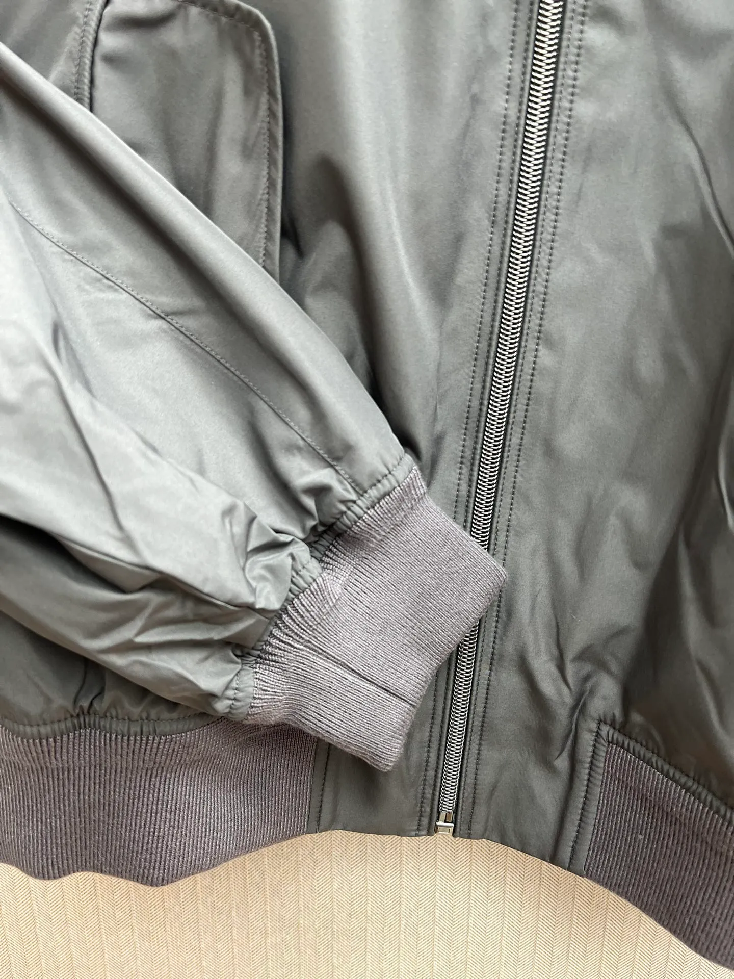 P710 POLO 25ss new packable jacket. This jacket can be stored in its own jacket and can be hung on the luggage handle after being stored. It is an ideal choice for travel. It is made of waterproof fabric and equipped with multiple pockets to store your regular supplies. Size: M.L.XL.XXL.
